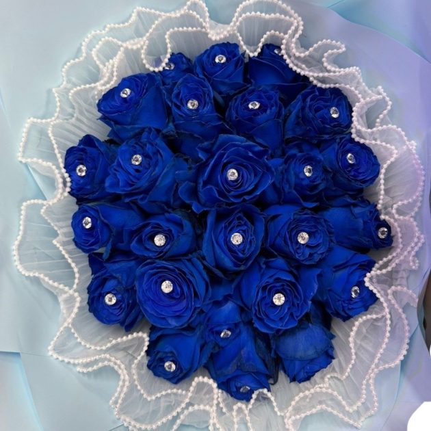 blue roses bouquet